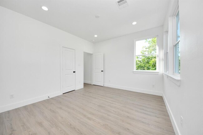 Building Photo - 9023 Spaulding St