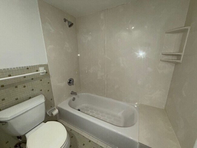 Building Photo - Spacious 5BR / 2BA in Manchester For Rent