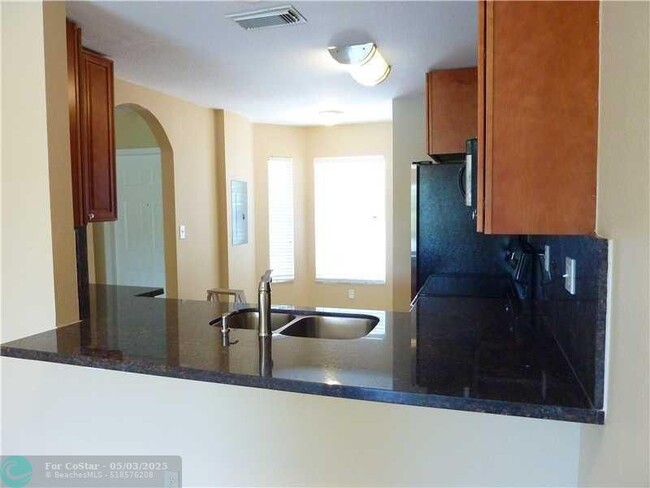 Building Photo - 865 Summit Lake Dr