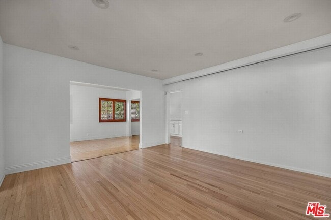 Building Photo - 157 S Elm Dr