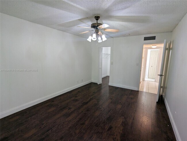 Building Photo - 609 S State Rd 7