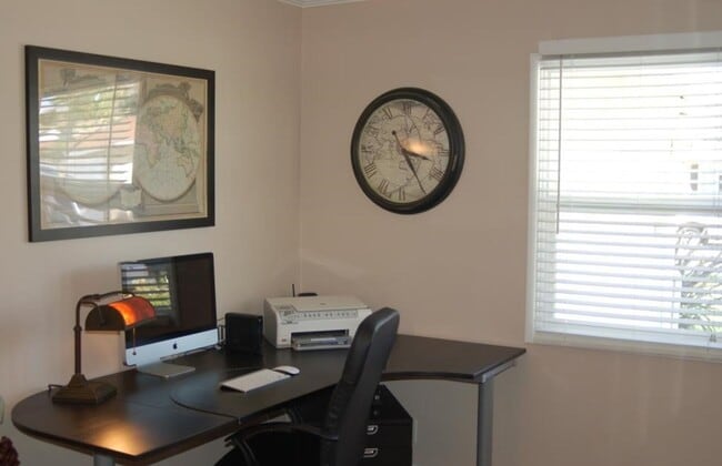 Building Photo - 1324 E Rose Ave