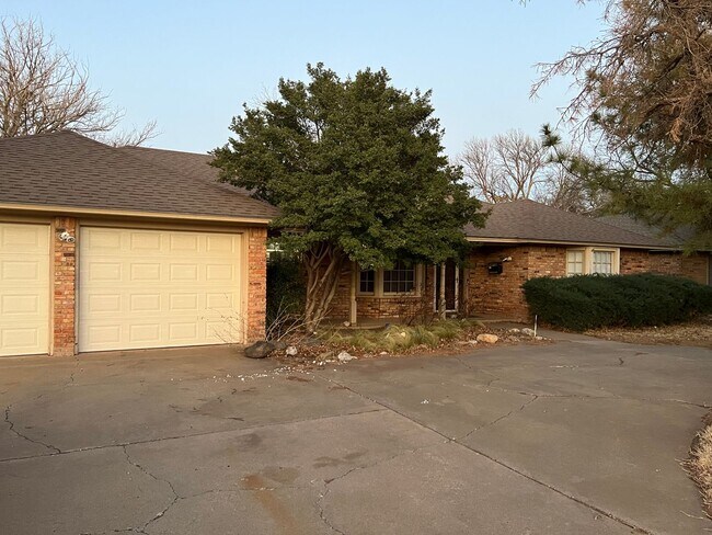 Building Photo - Wow 4 bedroom 3 bath 2 garage  almost 3000...