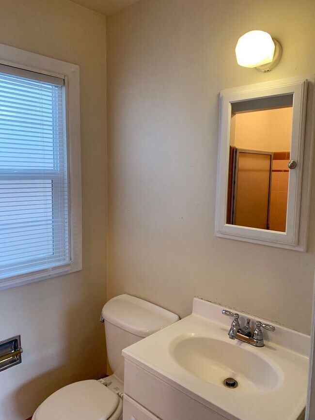 Building Photo - Bright One bedroom Woodlawn Apartment
