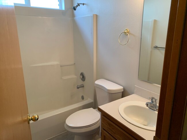 Building Photo - 3 Bed/2 Bath in Heartland