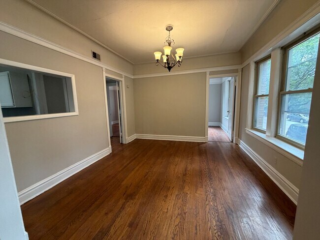 Building Photo - 1352 W Berwyn Ave
