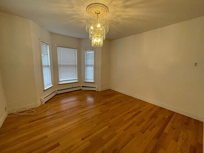 Building Photo - Bright, Spacious Single Family in Central Lowell, 4/5 Bedrooms, Off-street parking