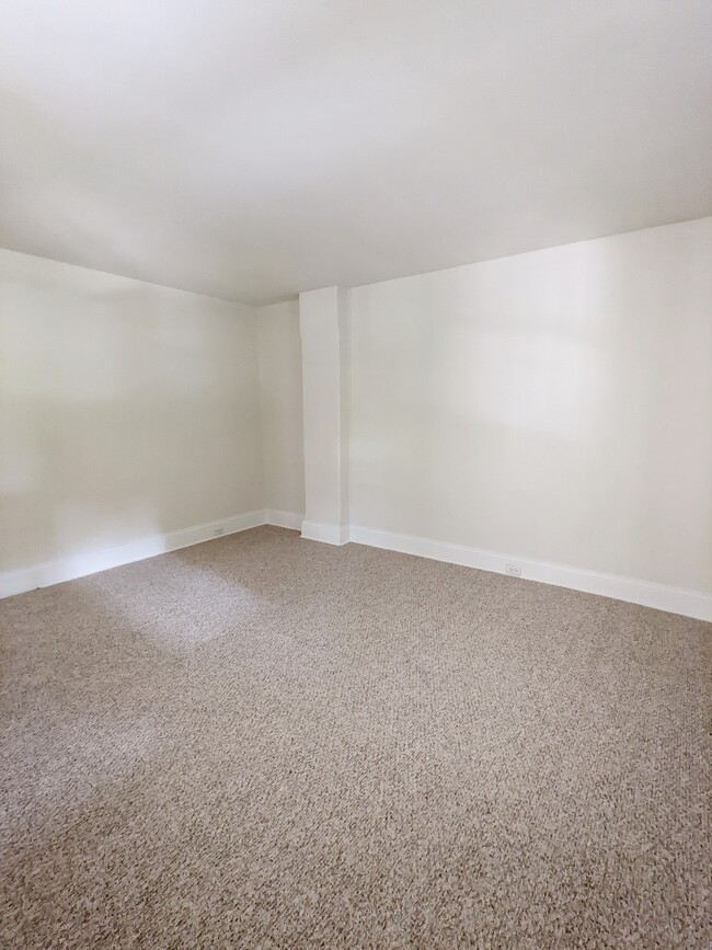 Building Photo - 943 Glenbrook Ave