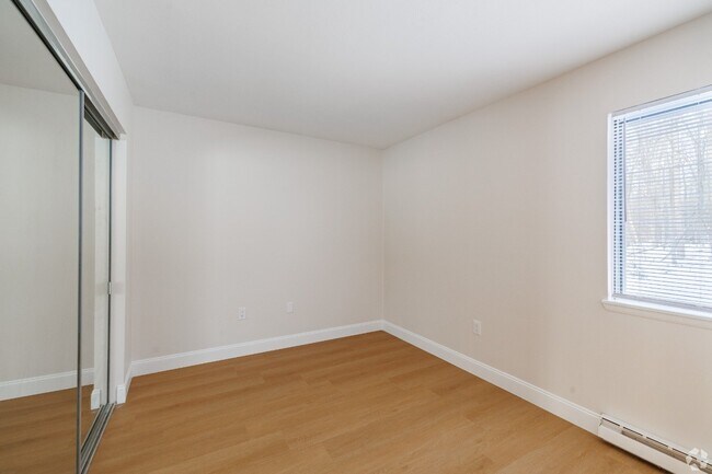 Building Photo - 2 Meadowbrook Cir