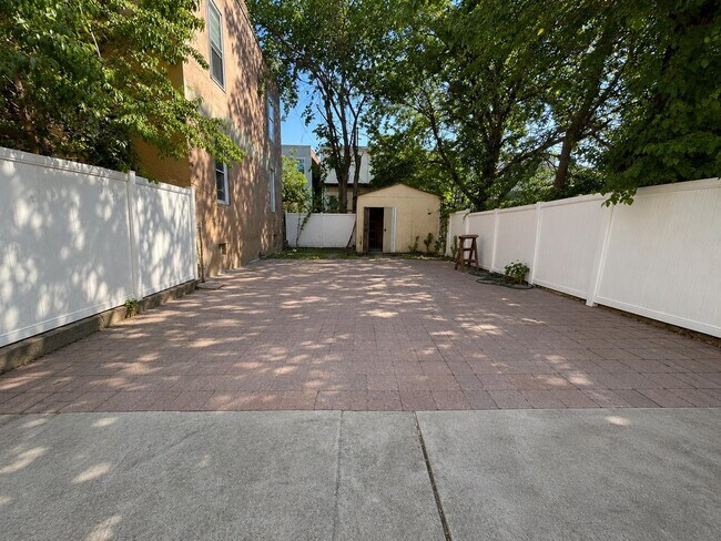 Building Photo - 428 56th St