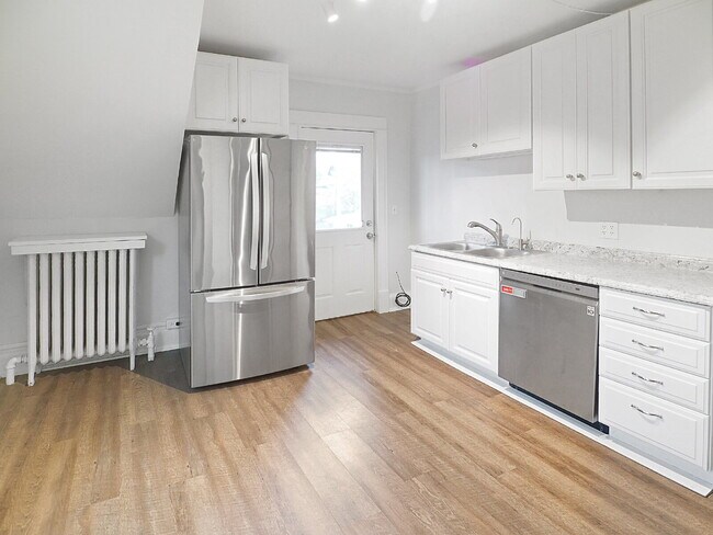 Building Photo - 3 Bedroom in the Heart of Uptown (Pets welcome)