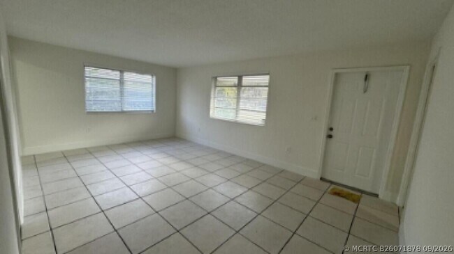 Building Photo - 842 S 63rd Ave