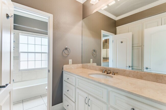 Building Photo - LUXURY 3-BEDROOM TOWNHOME IN ALAMO HEIGHTS