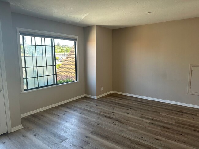Building Photo - 1641