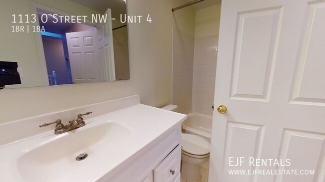 Building Photo - Large Logan Circle One Bedroom W/Private B...