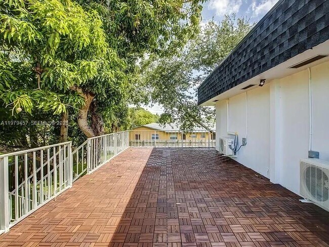 Building Photo - 1335 NE 5th Ave