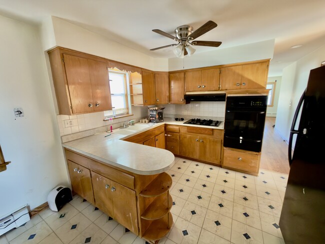 Building Photo - 5254 N Leclaire Ave