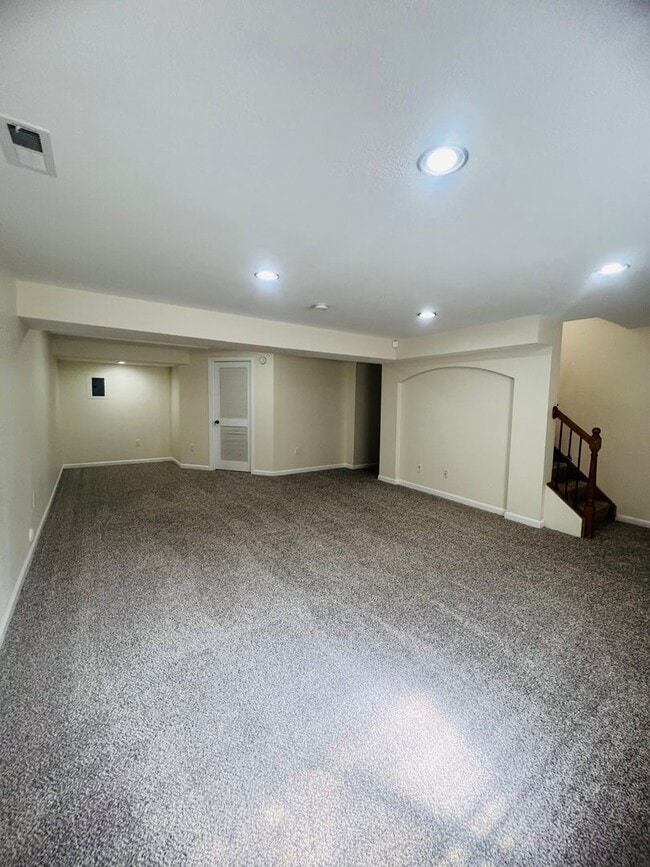 Building Photo - 4 bedroom 2 bath close to Fort Carson