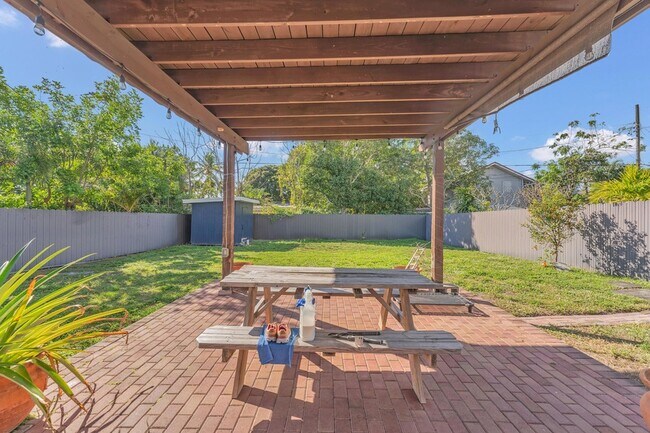 Building Photo - 818 Kaye St