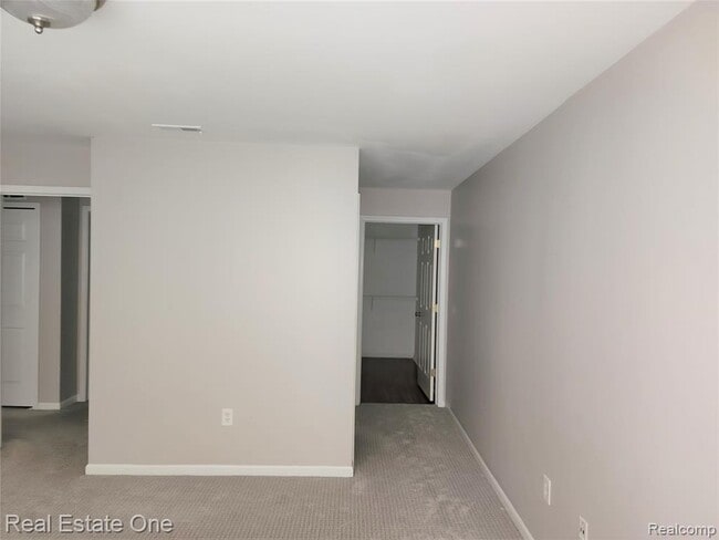 Building Photo - 3275 N Pointe Blvd