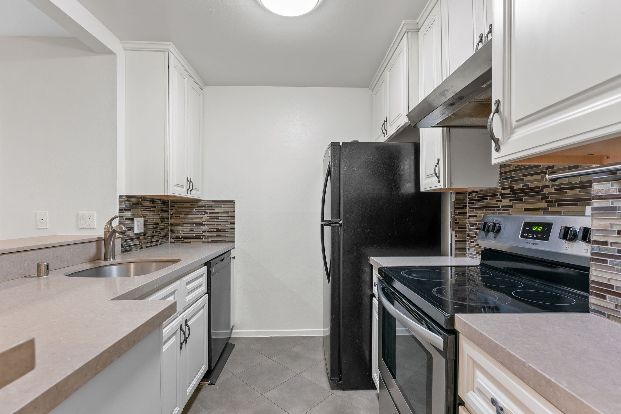 Building Photo - 8650 Gulana Ave