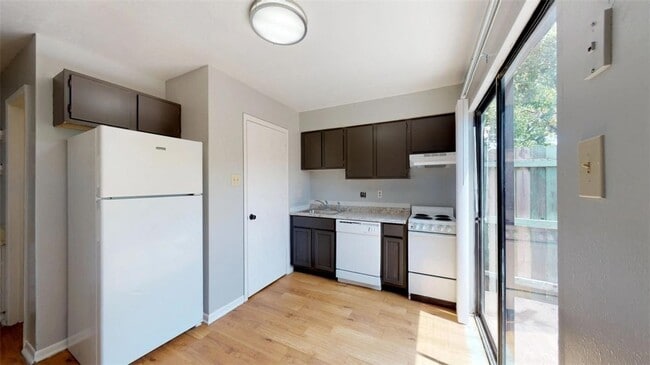 Building Photo - 725 Peppertree Dr