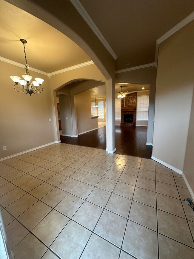 Building Photo - 2504 Thomas Dr