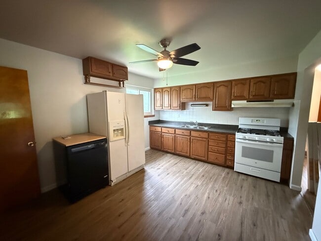 Building Photo - Conveniently located in the heart of Arnold!