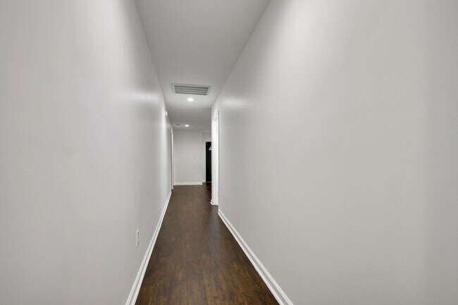 Building Photo - Beautifully Renovated West Ashley Home