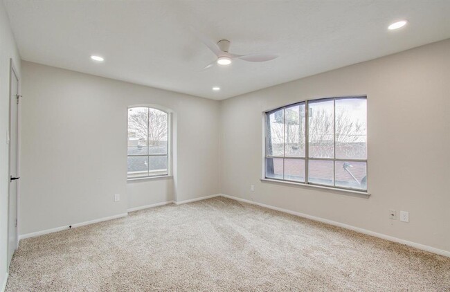 Building Photo - 2202 Briarview Dr