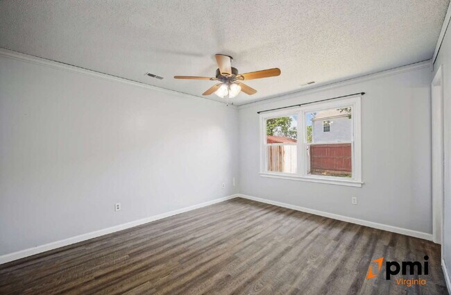 Building Photo - 3 BEDROOM 2 BATH W/GARAGE IN VIRGINIA BEACH PETS ALLOWED