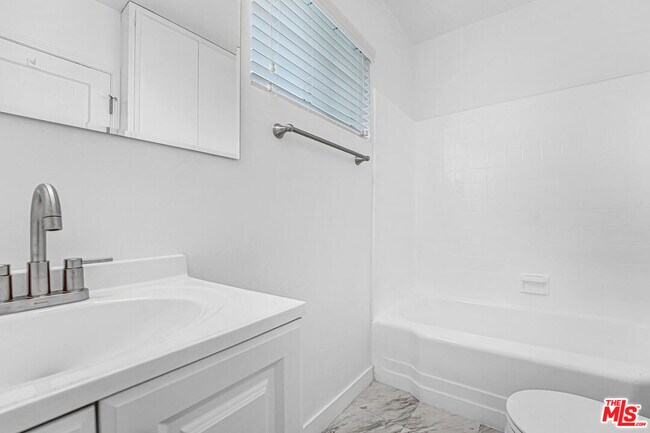 Building Photo - 10393 Almayo Ave