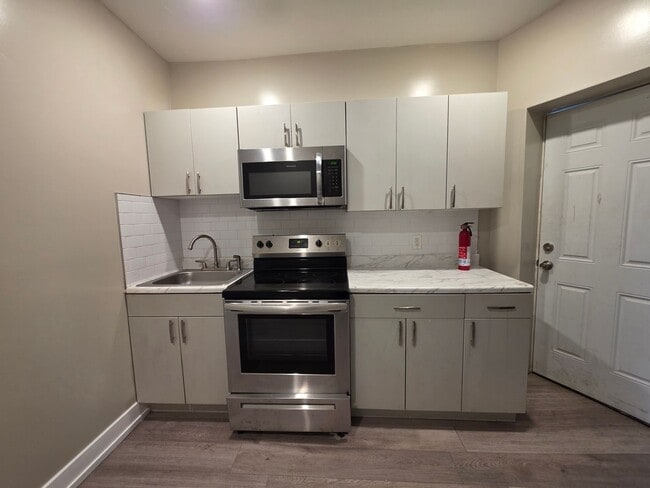 Building Photo - 1649 Pratt St