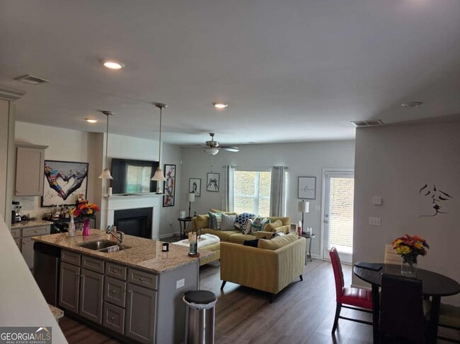 Building Photo - 7539 Knoll Hollow Rd