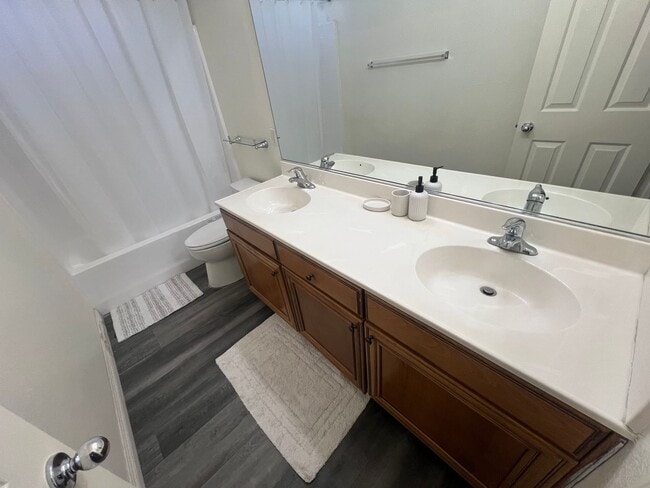 Building Photo - Spacious 4-Bedroom Home in Desirable Apple Valley Neighborhood