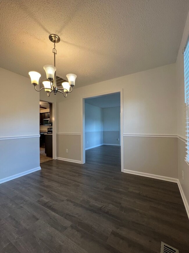 Building Photo - 2000 Lakebarry Dr