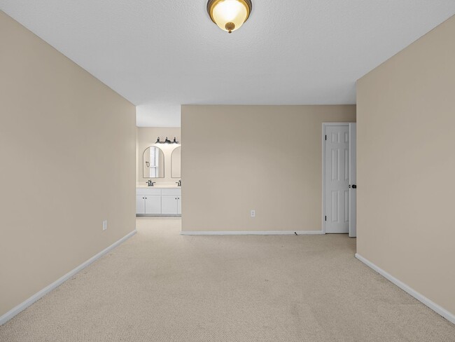 Building Photo - Gorgeous 2 bedroom home- Move-In Ready Condo in Parkview. Minutes to Downtown Greenville & the Ne...