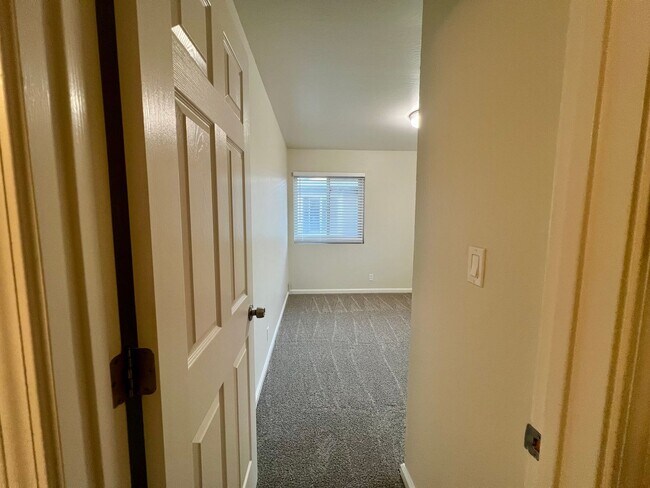 Building Photo - Renovated 2-bedroom, 1-bath Unit