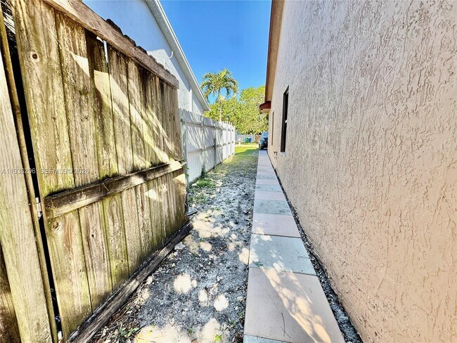 Building Photo - 6032 SW 38th St