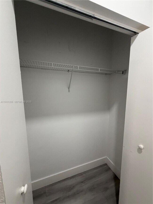 Building Photo - 853 E 24th St