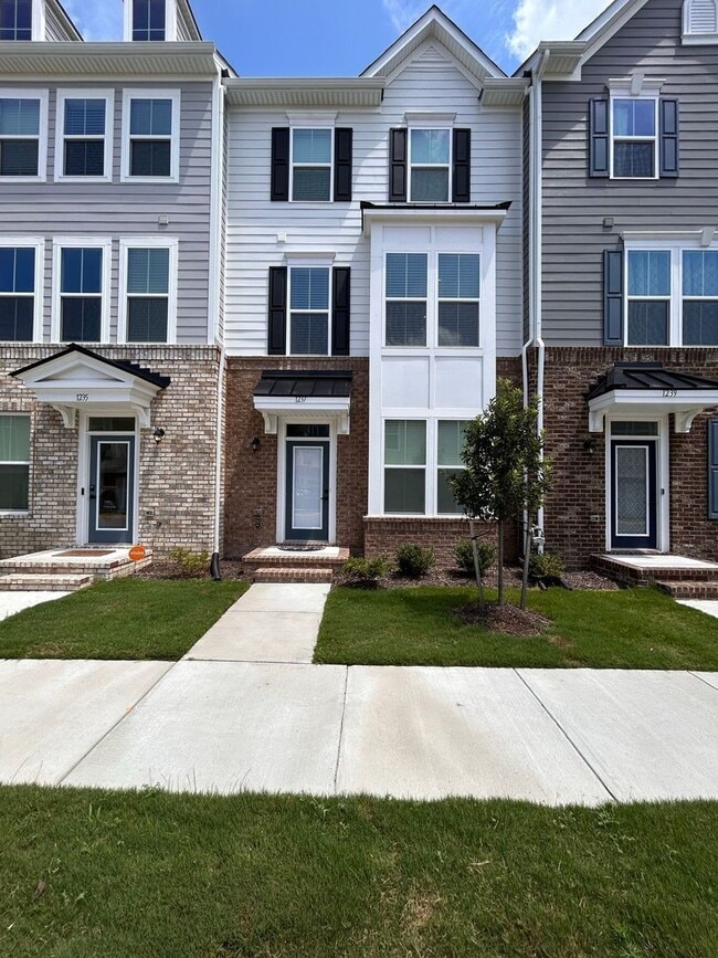 Building Photo - Spacious 4-Bedroom Townhome with Garage & ...