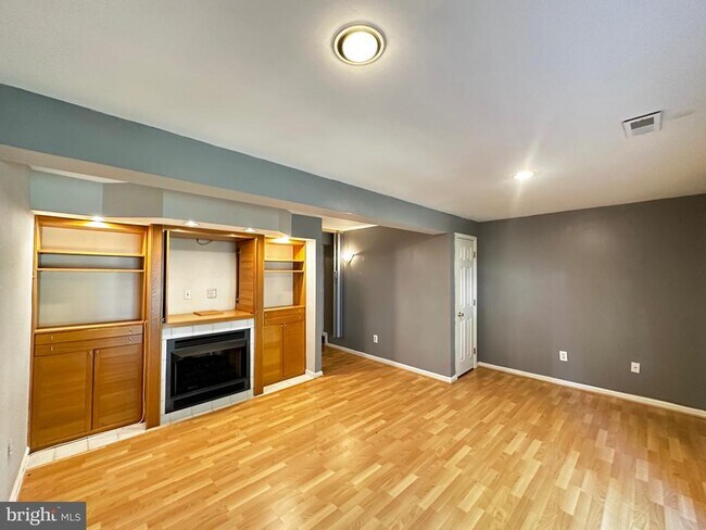 Building Photo - 9799 Mock Orange Ct