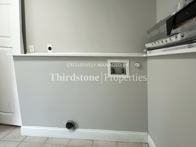 Building Photo - 455 W Clermont Dr