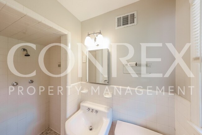 Building Photo - Great Back Porch!