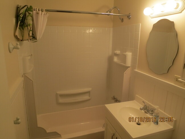 Building Photo - 3br Bethesda Rental