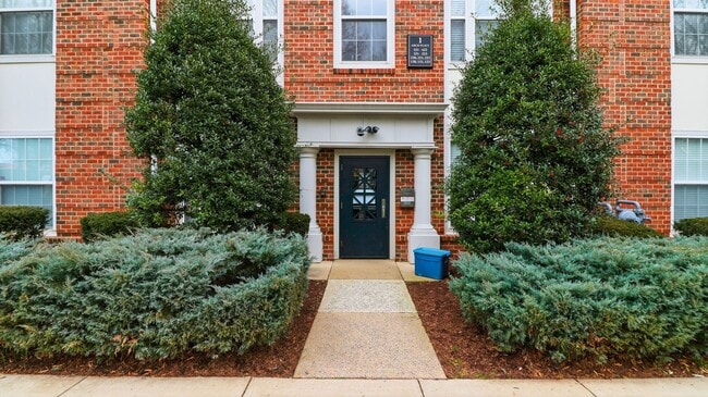 Building Photo - RENOVATED 1 BEDROOM 1 BATH CONDO IN THE COLONNADE IN KENTLANDS