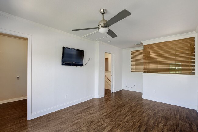 Building Photo - 3 Bedroom/2.5 Bathroom Edgewick Condo for ...