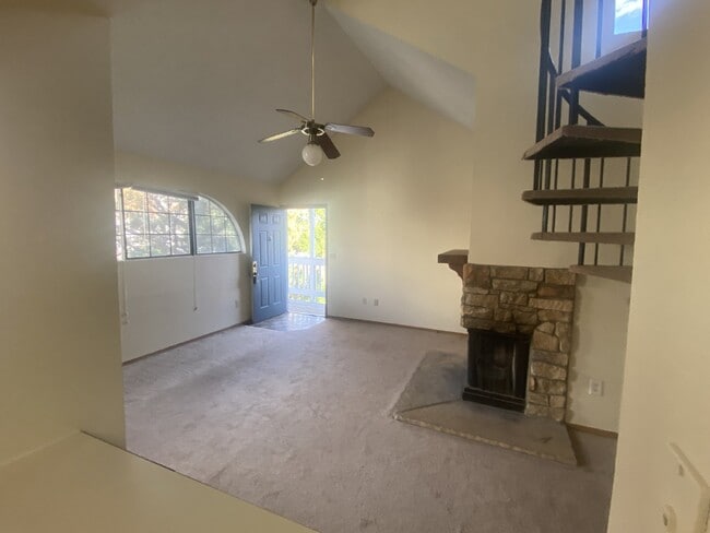 Building Photo - Charming Condo with a Loft!