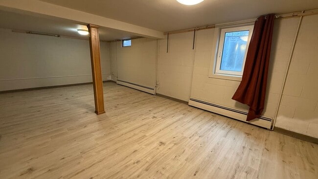 Building Photo - Spunky 3 Bedroom House in Westchester Lagoon! Available NOW!