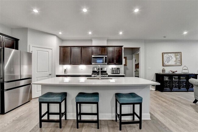 Building Photo - 811 Pineberry Ct